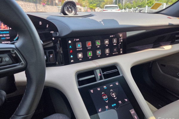 2025 Porsche Taycan с пробегом 19 500 км