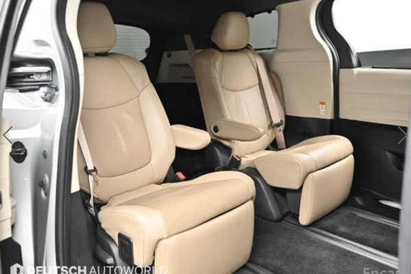 2023 Toyota Sienna с пробегом 68 140 км
