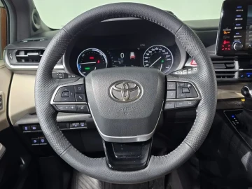 2023 Toyota Sienna с пробегом 58 636 км