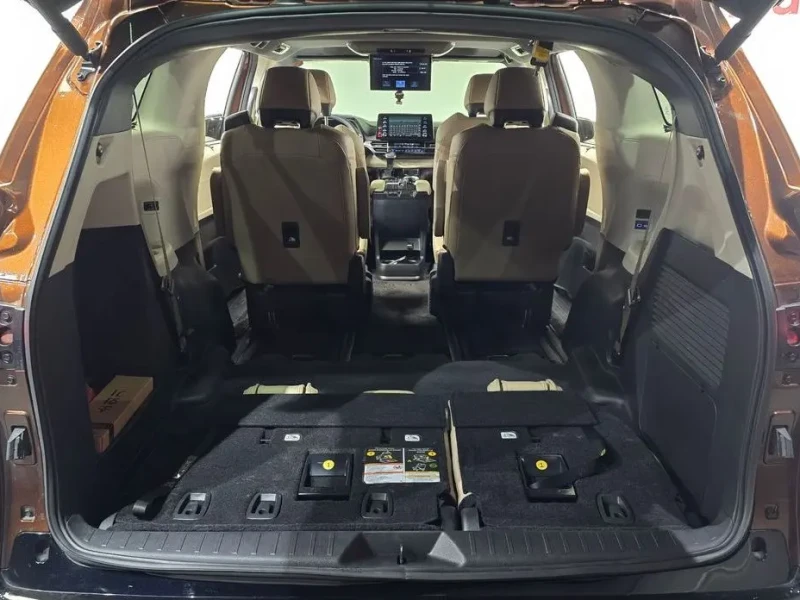 2023 Toyota Sienna с пробегом 58 636 км