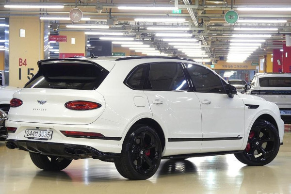 2023 Bentley Bentayga с пробегом 13 000 км