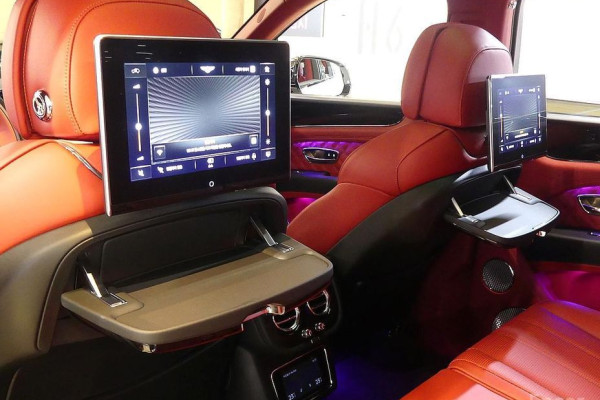 2023 Bentley Bentayga с пробегом 13 000 км