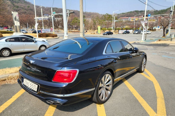 2022 Bentley Flying Spur с пробегом 25 500 км