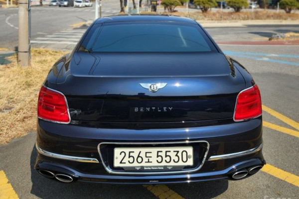2022 Bentley Flying Spur с пробегом 25 500 км