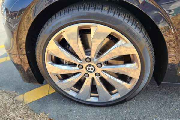 2022 Bentley Flying Spur с пробегом 25 500 км