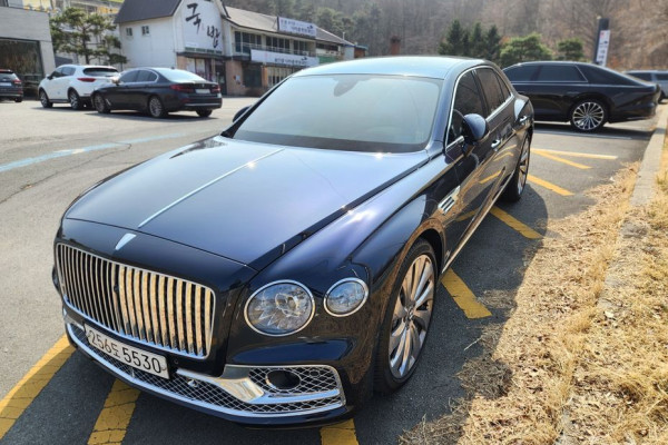 2022 Bentley Flying Spur с пробегом 25 500 км