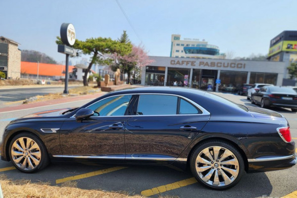 2022 Bentley Flying Spur с пробегом 25 500 км