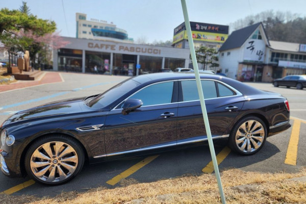 2022 Bentley Flying Spur с пробегом 25 500 км