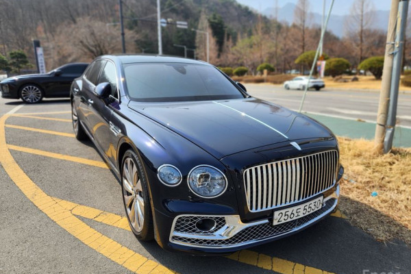2022 Bentley Flying Spur с пробегом 25 500 км