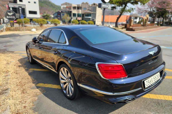 2022 Bentley Flying Spur с пробегом 25 500 км