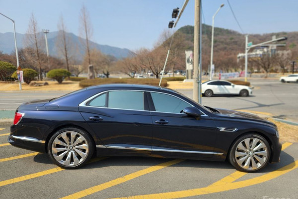 2022 Bentley Flying Spur с пробегом 25 500 км