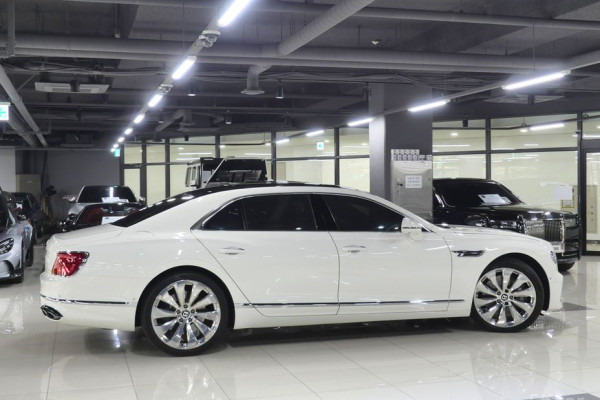 2021 Bentley Flying Spur с пробегом 16 400 км