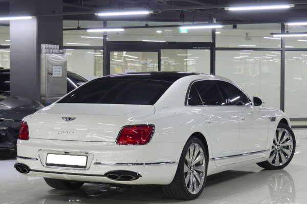 2021 Bentley Flying Spur с пробегом 16 400 км
