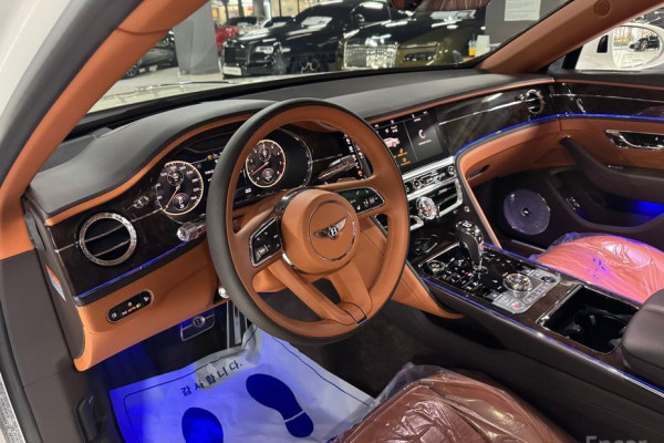 2021 Bentley Flying Spur с пробегом 16 400 км