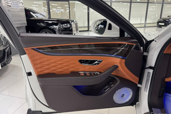 2021 Bentley Flying Spur с пробегом 16 400 км