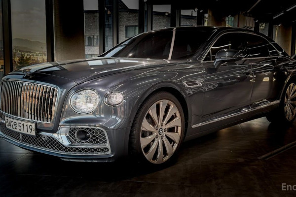 2021 Bentley Flying Spur с пробегом 14 000 км