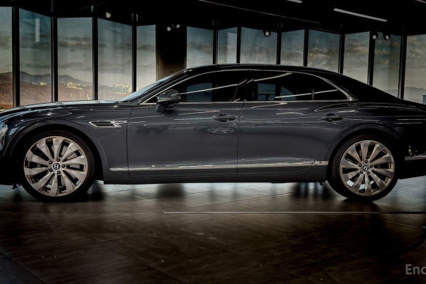2021 Bentley Flying Spur с пробегом 14 000 км