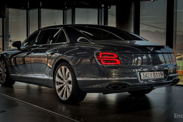 2021 Bentley Flying Spur с пробегом 14 000 км