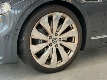 2021 Bentley Flying Spur с пробегом 14 000 км