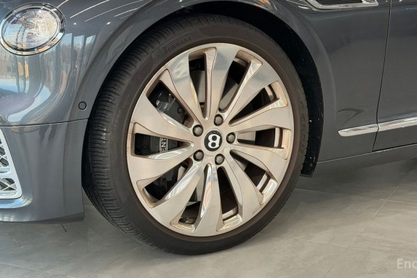 2021 Bentley Flying Spur с пробегом 14 000 км