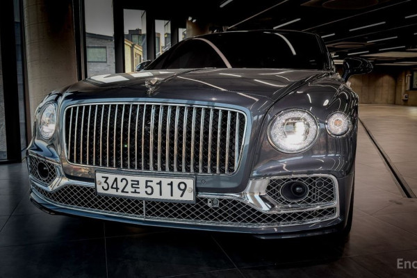 2021 Bentley Flying Spur с пробегом 14 000 км