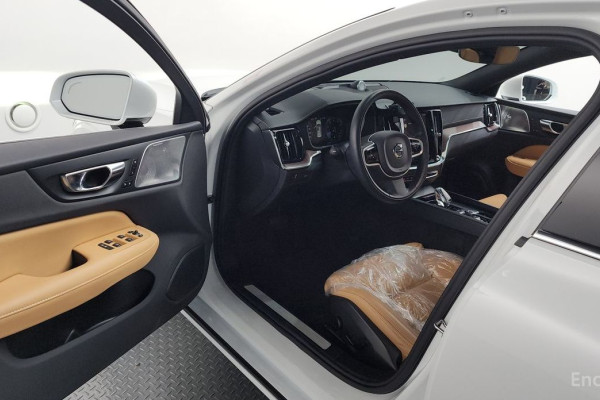 2021 Volvo S60 с пробегом 33 980 км