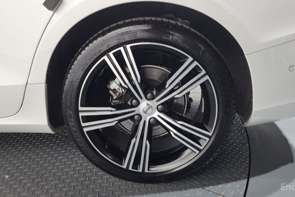 2021 Volvo S60 с пробегом 33 980 км