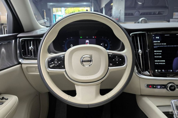 2023 Volvo S60 с пробегом 22 266 км