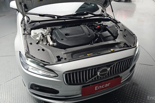 2022 Volvo S90 с пробегом 49 180 км