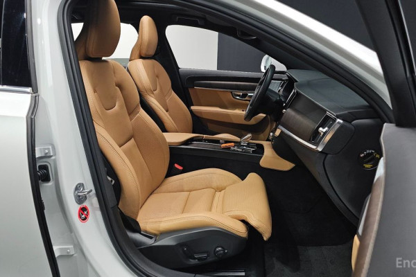 2022 Volvo S90 с пробегом 49 180 км