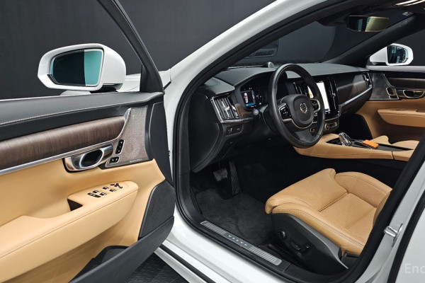 2022 Volvo S90 с пробегом 49 180 км