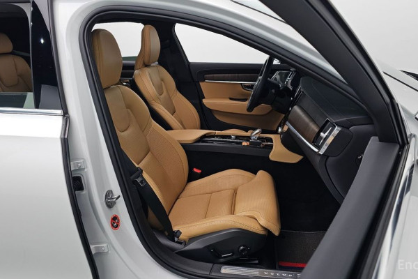 2024 Volvo S90 с пробегом 13 537 км