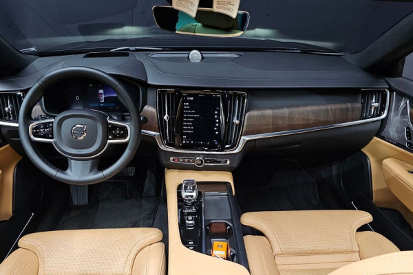 2023 Volvo S90 с пробегом 12 709 км