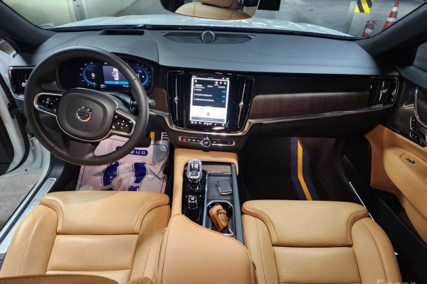 2024 Volvo S90 с пробегом 11 696 км