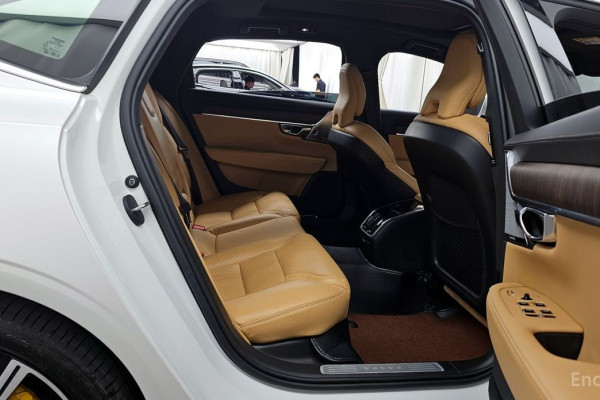 2022 Volvo S90 с пробегом 77 635 км