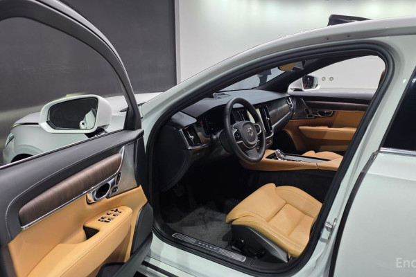 2024 Volvo S90 с пробегом 12 253 км