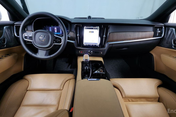 2023 Volvo S90 с пробегом 43 979 км