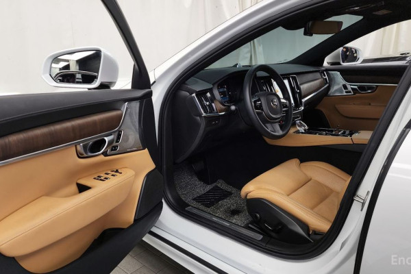 2023 Volvo S90 с пробегом 43 979 км