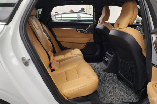 2023 Volvo S90 с пробегом 43 979 км