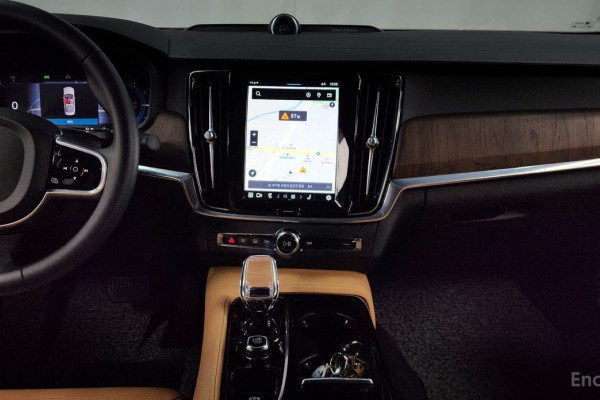 2023 Volvo S90 с пробегом 43 979 км