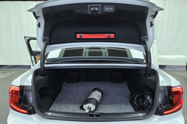 2023 Volvo S90 с пробегом 43 979 км