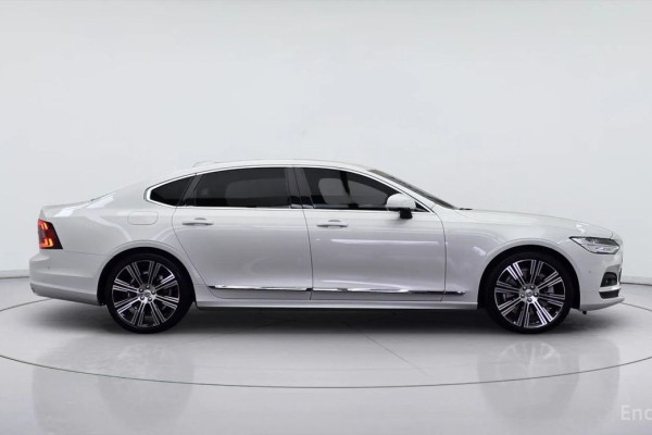 2024 Volvo S90 с пробегом 17 878 км