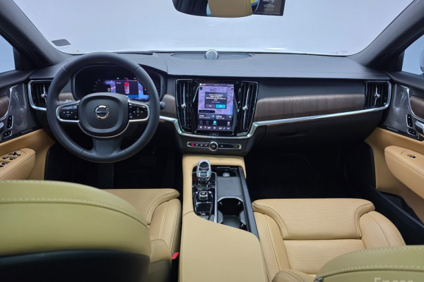 2024 Volvo S90 с пробегом 17 878 км