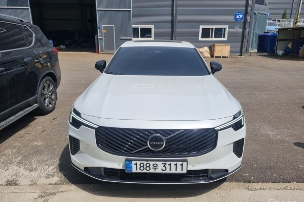 2025 Volvo S90 с пробегом 8 140 км