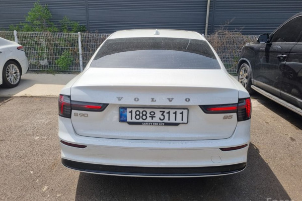 2025 Volvo S90 с пробегом 8 140 км