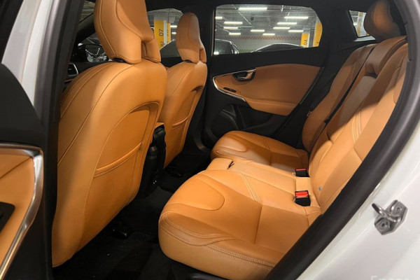 2018 Volvo V40 с пробегом 15 000 км