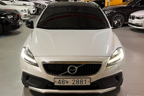 2018 Volvo V40 с пробегом 15 000 км