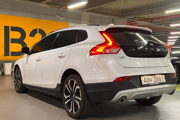2018 Volvo V40 с пробегом 15 000 км