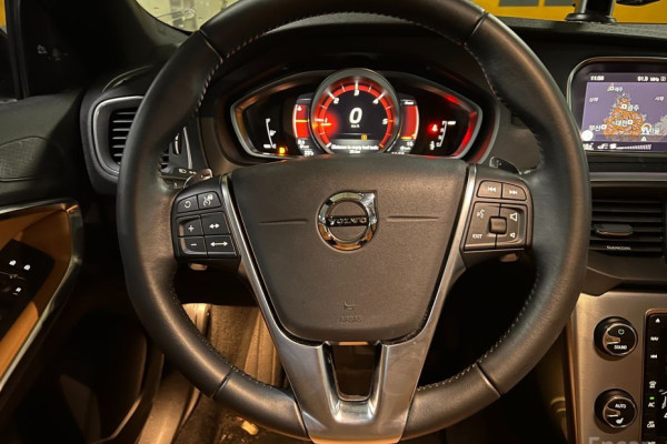 2018 Volvo V40 с пробегом 15 000 км