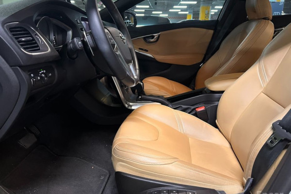 2018 Volvo V40 с пробегом 15 000 км